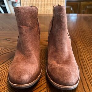 KORK-EASE BROWN SUEDE ZIP BACK BOOTIES. SIZE 6.